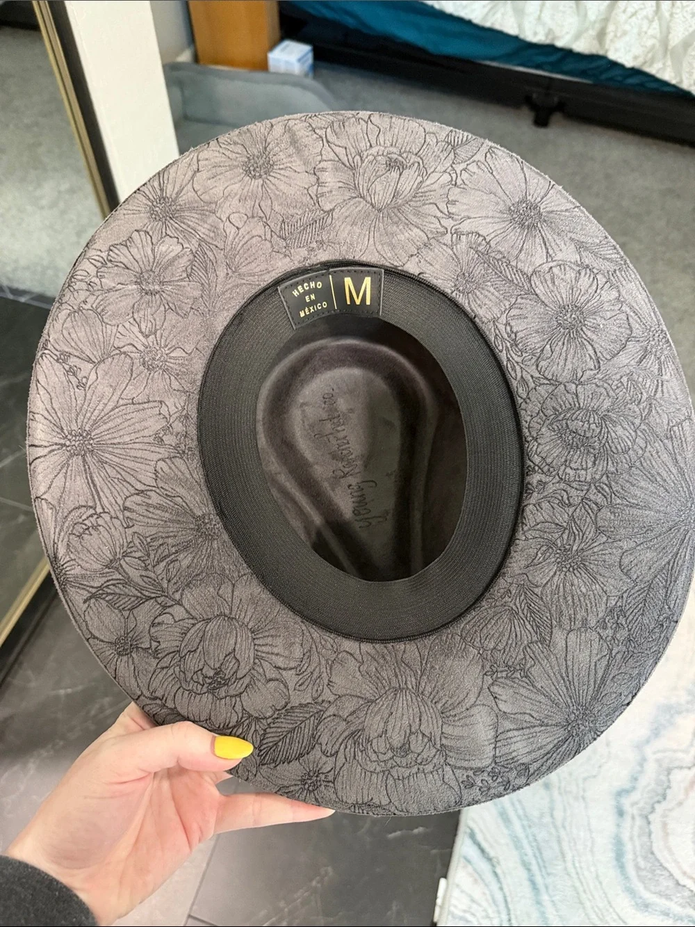Women's Suede Wide-Brim Floral-Engraved Hat - Gray